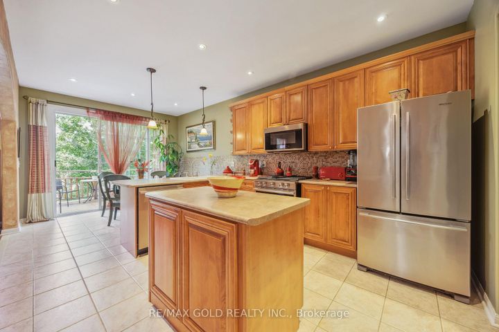 Photo 10 at 40 Maldives Crescent, Vales of Castlemore, Brampton