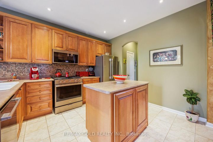 Photo 11 at 40 Maldives Crescent, Vales of Castlemore, Brampton