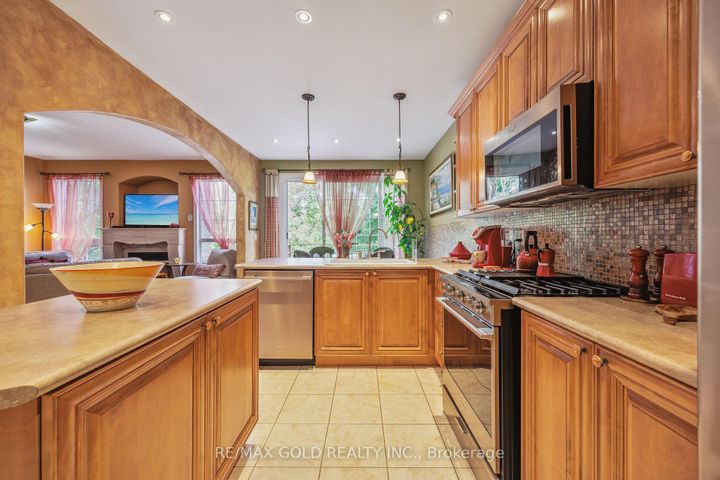 Photo 12 at 40 Maldives Crescent, Vales of Castlemore, Brampton