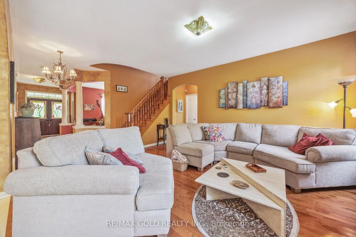 Photo 15 at 40 Maldives Crescent, Vales of Castlemore, Brampton