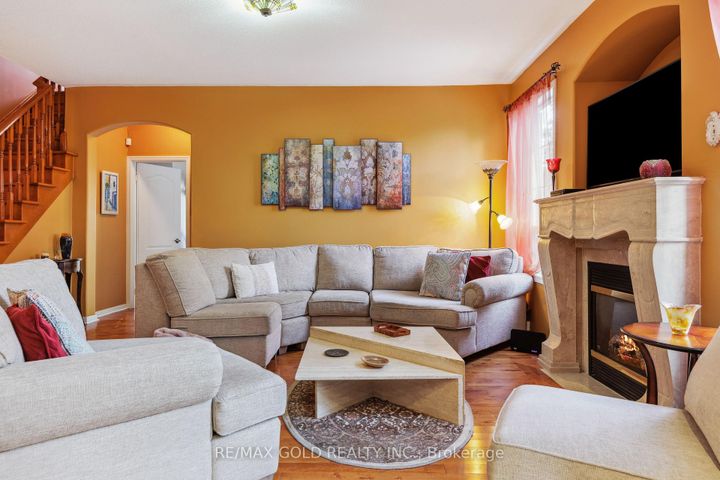 Photo 16 at 40 Maldives Crescent, Vales of Castlemore, Brampton