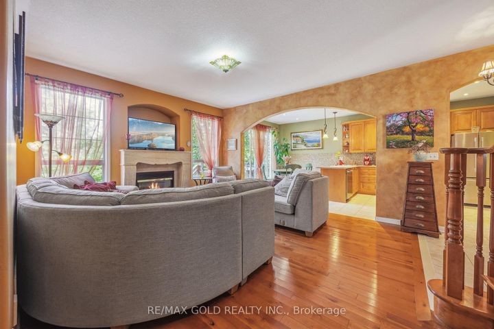Photo 18 at 40 Maldives Crescent, Vales of Castlemore, Brampton