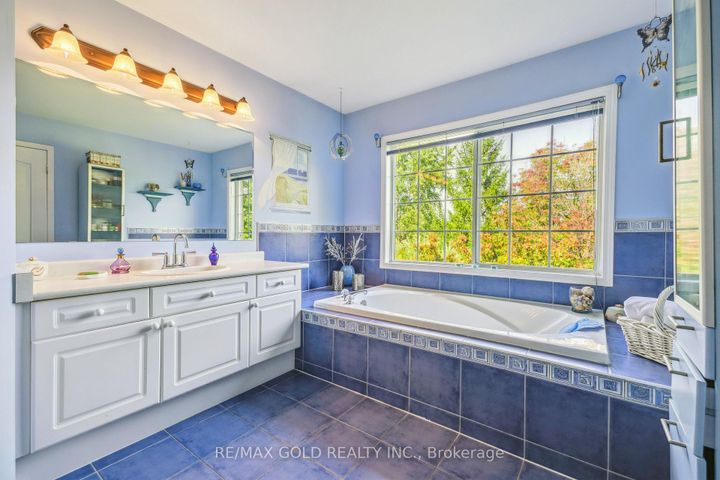 Photo 31 at 40 Maldives Crescent, Vales of Castlemore, Brampton