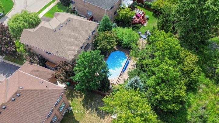 Photo 43 at 40 Maldives Crescent, Vales of Castlemore, Brampton
