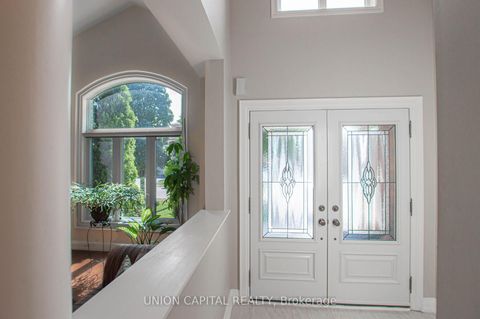 Photo 4 at 28 Sail Crescent, Vellore Village, Vaughan