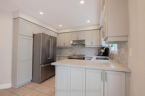 Photo 13 at 28 Sail Crescent, Vellore Village, Vaughan