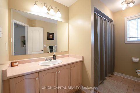Photo 30 at 28 Sail Crescent, Vellore Village, Vaughan