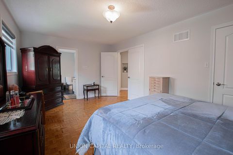 Photo 32 at 28 Sail Crescent, Vellore Village, Vaughan