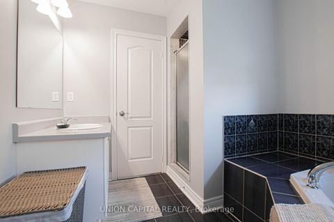Photo 34 at 28 Sail Crescent, Vellore Village, Vaughan