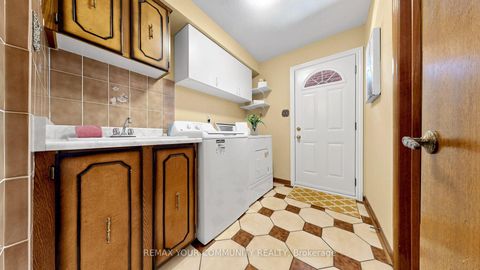 Photo 15 at 2 Janus Place, West Woodbridge, Vaughan