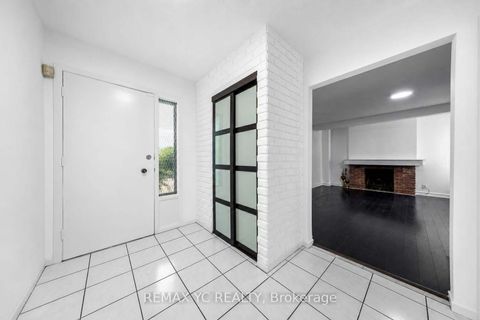 Photo 2 at 35 Kitsilano Crescent, North Richvale, Richmond Hill