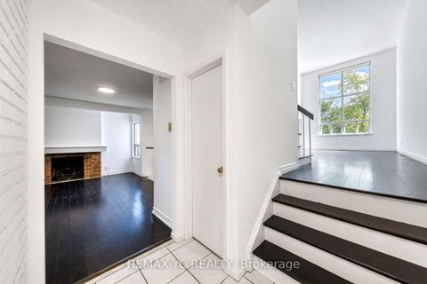 Photo 3 at 35 Kitsilano Crescent, North Richvale, Richmond Hill