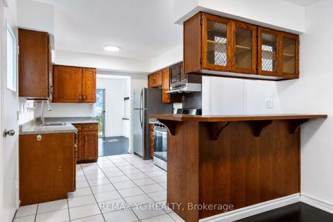 Photo 7 at 35 Kitsilano Crescent, North Richvale, Richmond Hill