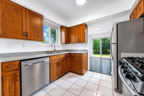 Photo 9 at 35 Kitsilano Crescent, North Richvale, Richmond Hill