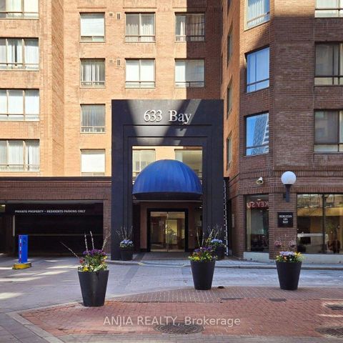 Photo 3 at 912 - 633 Bay Street, Bay Street Corridor, Toronto