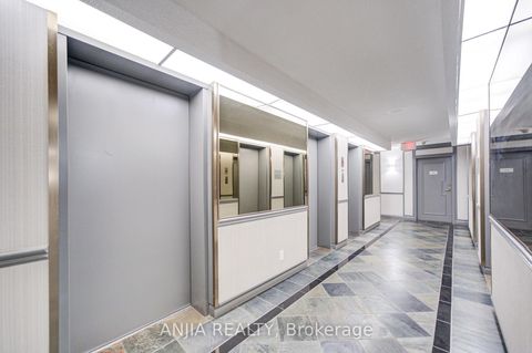 Photo 6 at 912 - 633 Bay Street, Bay Street Corridor, Toronto