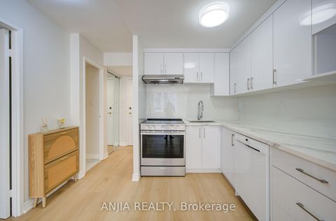 Photo 13 at 912 - 633 Bay Street, Bay Street Corridor, Toronto