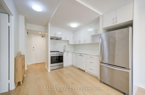 Photo 15 at 912 - 633 Bay Street, Bay Street Corridor, Toronto