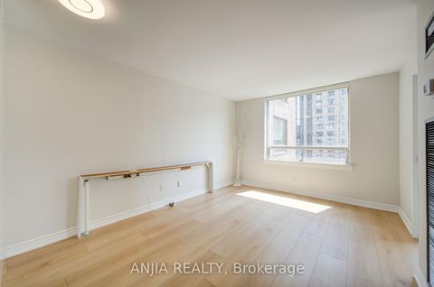 Photo 16 at 912 - 633 Bay Street, Bay Street Corridor, Toronto