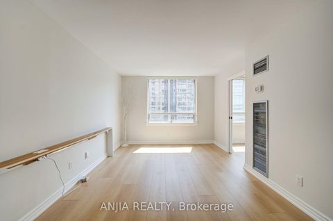Photo 17 at 912 - 633 Bay Street, Bay Street Corridor, Toronto