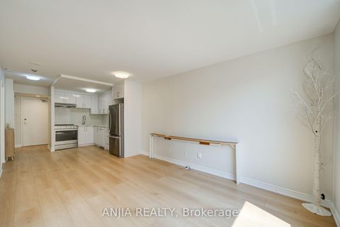 Photo 19 at 912 - 633 Bay Street, Bay Street Corridor, Toronto