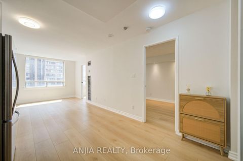 Photo 20 at 912 - 633 Bay Street, Bay Street Corridor, Toronto