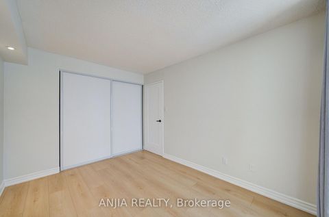 Photo 23 at 912 - 633 Bay Street, Bay Street Corridor, Toronto