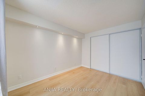 Photo 25 at 912 - 633 Bay Street, Bay Street Corridor, Toronto
