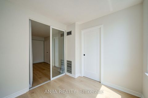 Photo 27 at 912 - 633 Bay Street, Bay Street Corridor, Toronto