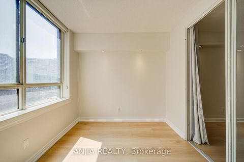 Photo 28 at 912 - 633 Bay Street, Bay Street Corridor, Toronto
