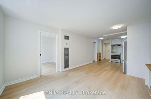 Photo 34 at 912 - 633 Bay Street, Bay Street Corridor, Toronto