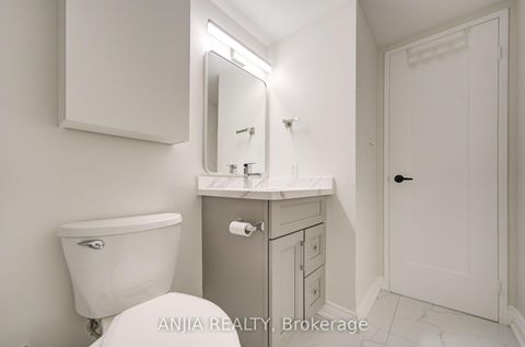 Photo 36 at 912 - 633 Bay Street, Bay Street Corridor, Toronto
