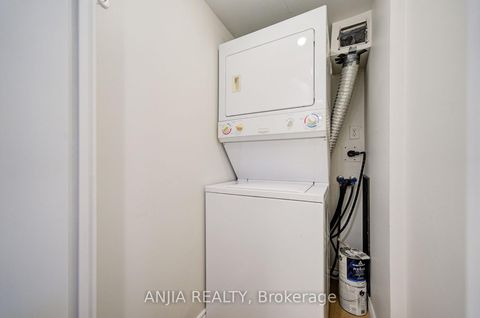Photo 37 at 912 - 633 Bay Street, Bay Street Corridor, Toronto