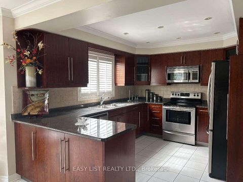 Photo 6 at 14 Gas Light Crescent, East Woodbridge, Vaughan