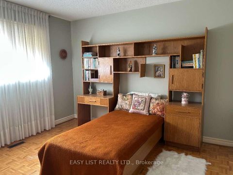 Photo 9 at 14 Gas Light Crescent, East Woodbridge, Vaughan