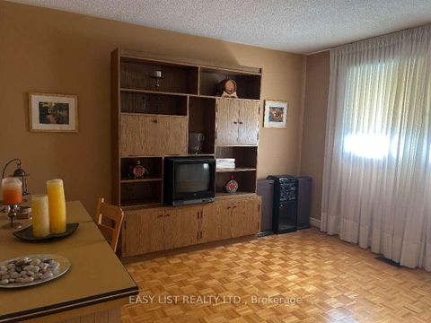 Photo 10 at 14 Gas Light Crescent, East Woodbridge, Vaughan