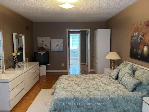 Photo 13 at 14 Gas Light Crescent, East Woodbridge, Vaughan