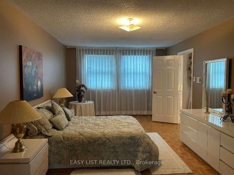 Photo 14 at 14 Gas Light Crescent, East Woodbridge, Vaughan