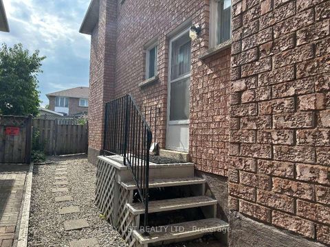 Photo 18 at 14 Gas Light Crescent, East Woodbridge, Vaughan