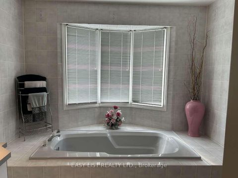 Photo 31 at 14 Gas Light Crescent, East Woodbridge, Vaughan