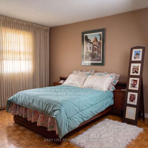 Photo 32 at 14 Gas Light Crescent, East Woodbridge, Vaughan