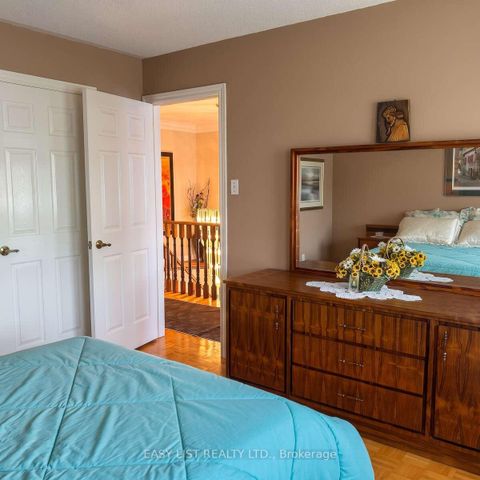 Photo 33 at 14 Gas Light Crescent, East Woodbridge, Vaughan