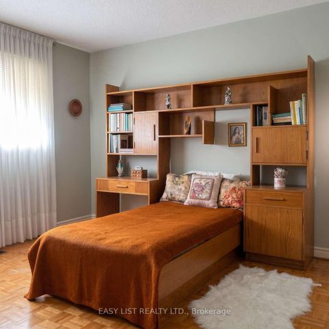 Photo 34 at 14 Gas Light Crescent, East Woodbridge, Vaughan