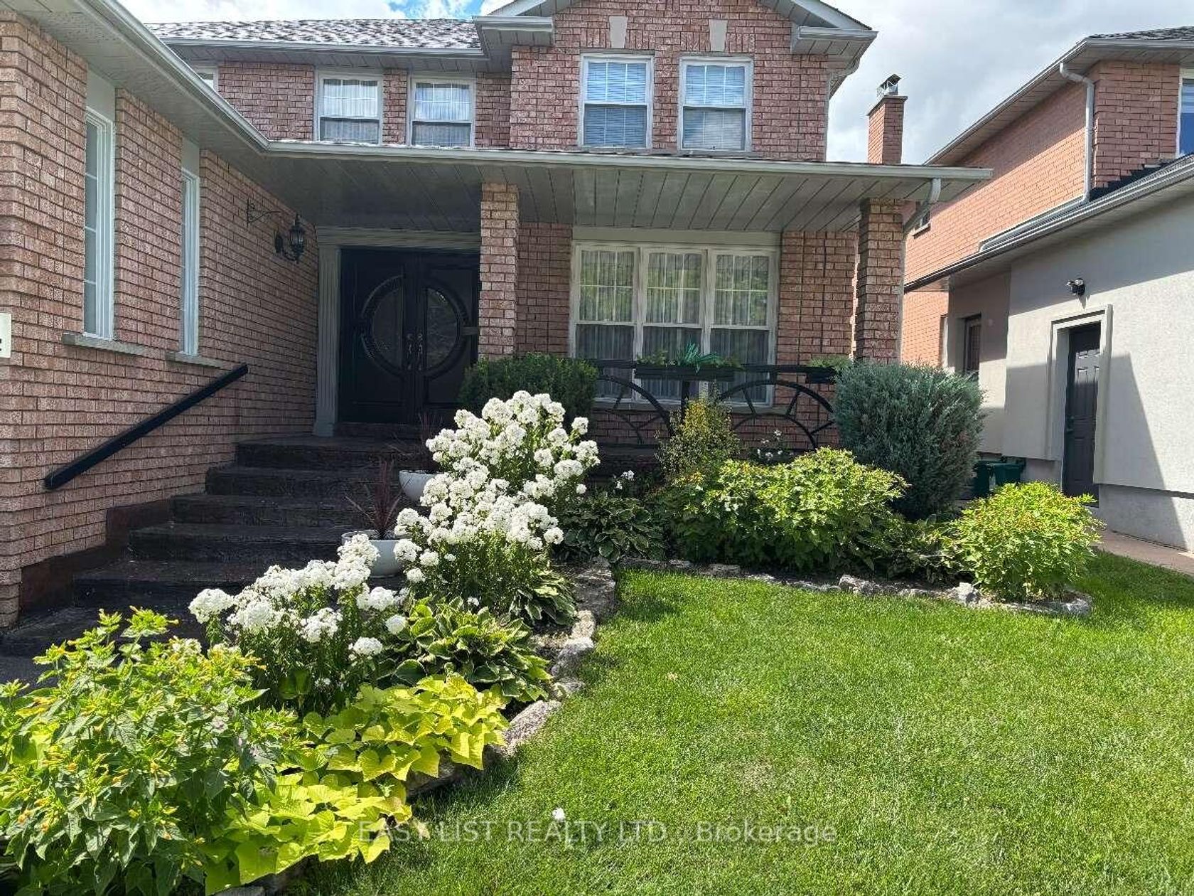 14 Gas Light Crescent, East Woodbridge, Vaughan photo number 2