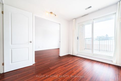 Photo 2 at 220 Grandview Way, Willowdale East, Toronto