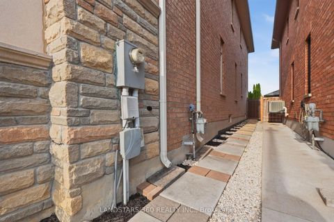 Photo 31 at 89 Hailsham Court, Vellore Village, Vaughan