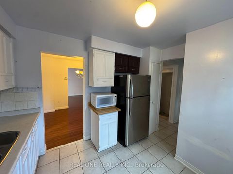 Photo 9 at 16 - 72 Dusay Place, L'Amoreaux, Toronto