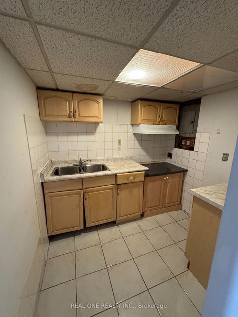 Photo 16 at 16 - 72 Dusay Place, L'Amoreaux, Toronto