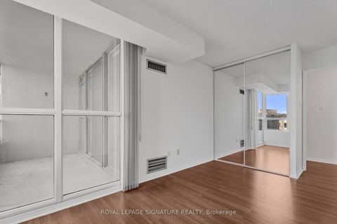 Photo 12 at 1410 - 11 Townsgate Drive, Yorkhill, Vaughan