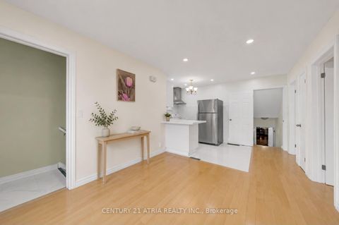 Photo 14 at 110 Harding Avenue, Amesbury, Toronto